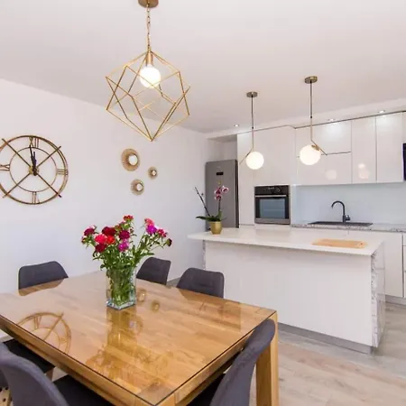 Tom Apartment *